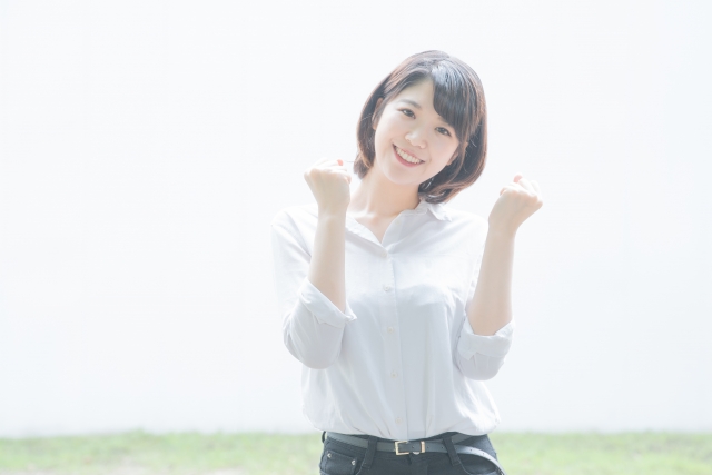ガッツポーズをする女性