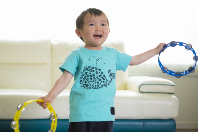 リズムをとる2歳児